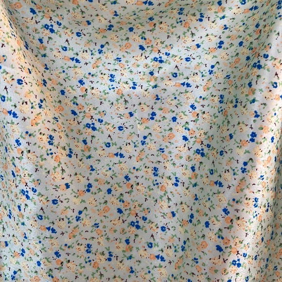 Delicate floral satin material dress - Picture 6 of 6